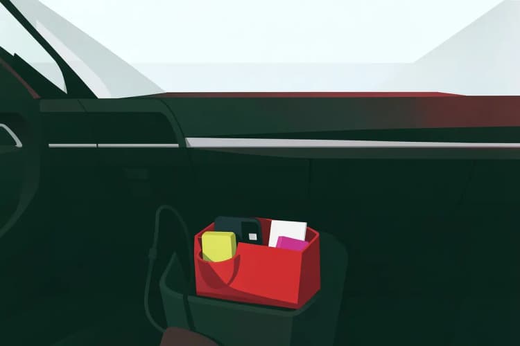 Painel de um carro com suporte de celular, carregador veicular e um pequeno organizador de objetos.