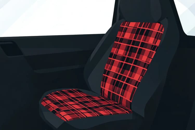Um carro com capa de banco de tecido xadrez vermelho e preto, vista interna do banco do motorista, luz ambiente de dia
