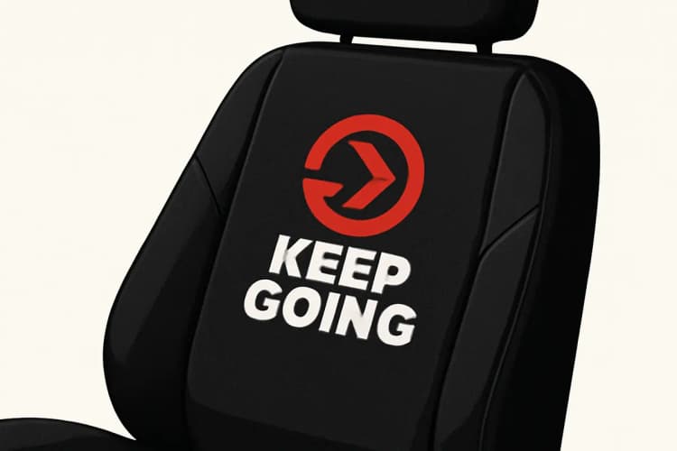 Logo da Keep Going Sports em uma capa de banco de carro.