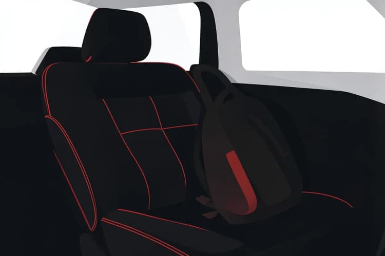Banco de carro com capa preta e detalhes em costura vermelha, com uma mochila encostada no banco.