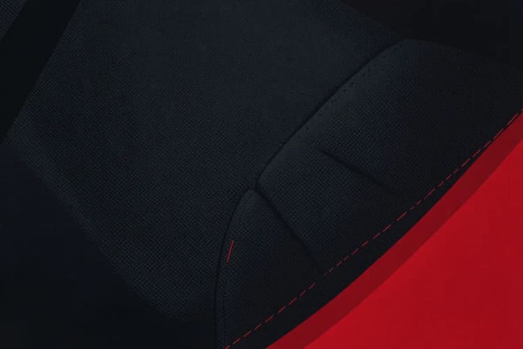 Close-up de uma capa de banco de carro com textura de tecido e costuras detalhadas.