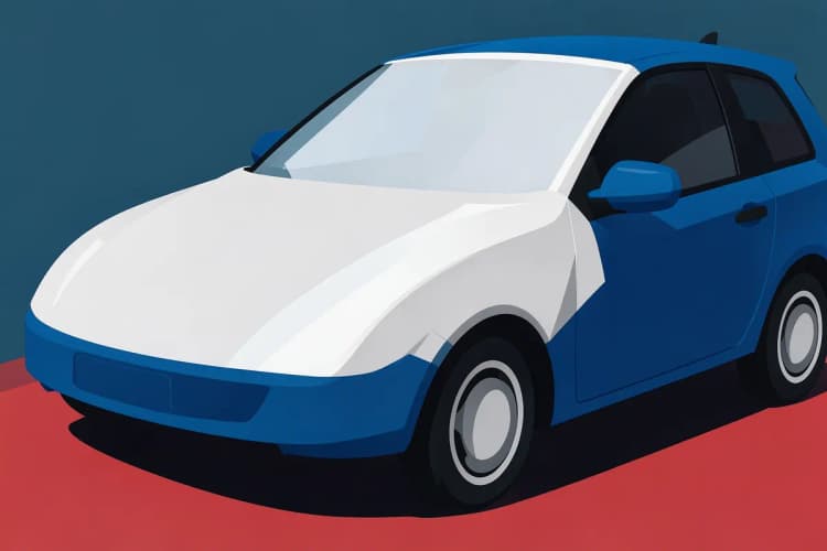 Capa de carro prateada refletindo o sol em cima de um hatchback azul
