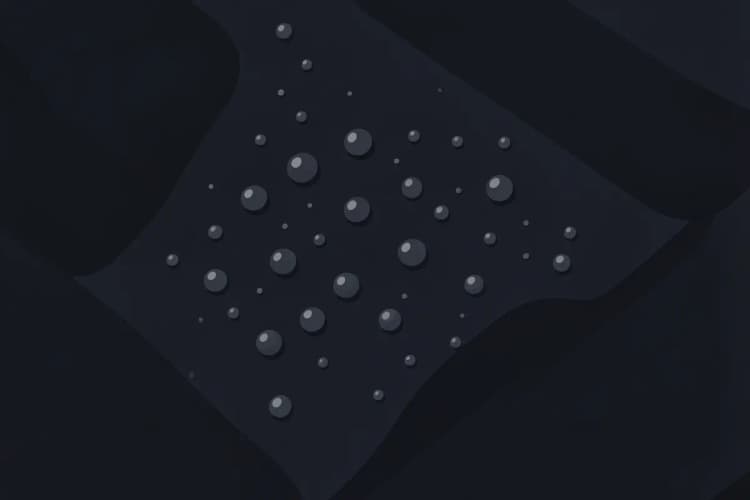 Close-up de gotas de água condensada acumuladas em um banco de carro de tecido escuro, com foco nas gotas individuais