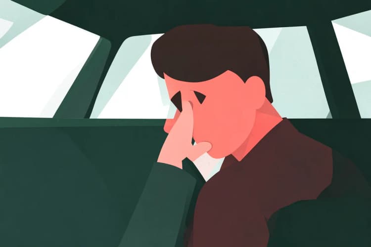 Uma pessoa cheirando o interior de um carro com um cheiro de mofo perceptível vindo dos bancos