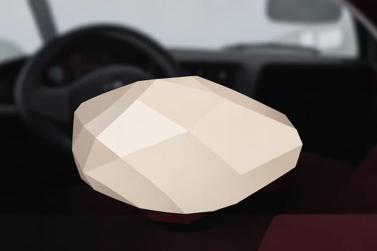 Capa de banco de carro bege dobrada, pronta para ser usada, com um fundo desfocado de interior de carro.