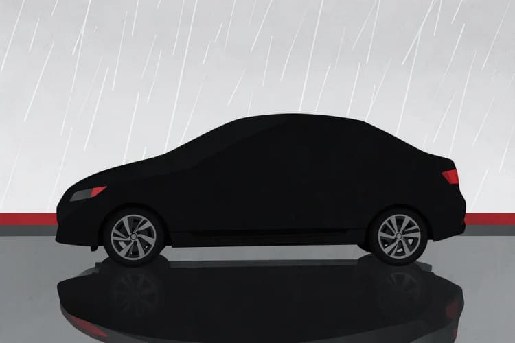 Carro preto com capa protetora preta em dia chuvoso